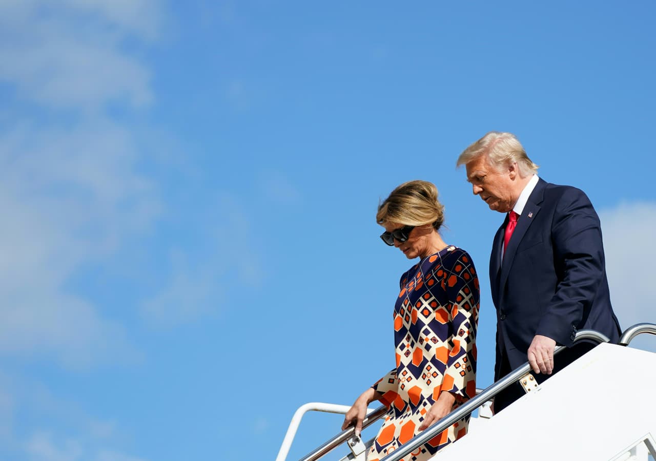 Al llegar cerca del mediodía al aeropuerto internacional de Palm Beach, West Palm Beach, Florida, Melania Trump sorprendió luciendo un colorido vestido de la marca Gucci, valorado en 3,700 dólares.