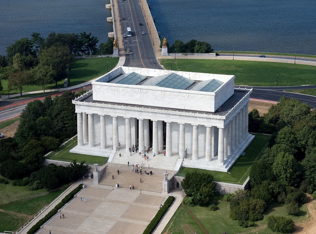 El 
<a href="https://www.univision.com/local/washington-dc-wfdc/alistan-celebracion-del-100-aniversario-del-memorial-a-lincoln-en-washington-dc-video">Lincoln Memorial </a>cumple este festivo del 
<a href="https://www.univision.com/noticias/miles-de-vuelos-cancelados-durante-este-fin-de-semana-feriado-en-eeuu-mal-tiempo-y-falta-de-personal-entre-las-causas-video">Memorial Day</a> 
<b>100 años como icono nacional: </b>pasó de ser un monumento al decimosexto presidente a convertirse también en lugar de 
<b>reivindicación, protesta, turismo, festejo nacional y rodajes de cine</b>.