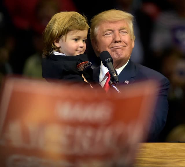 <b>Pequeño Trump. </b>En uno de sus eventos del último mes de campaña, Donald Trump hizo una parada en Wilkes-Barre, Pennsylvania, en donde subió al escenario al 
<b><a href="http://insider.foxnews.com/2016/10/10/young-boy-trump-rally-wilkes-barre-pennsylvania-donald-hillary" target="_blank">niño Hunter 'Baby Trump' Tirpak, quien usaba traje y un peluquín que imitaban el look del republicano</a></b>. En medio de aplausos le preguntó si prefería quedarse con él o con su madre y el niño le respondió: "con Trump".