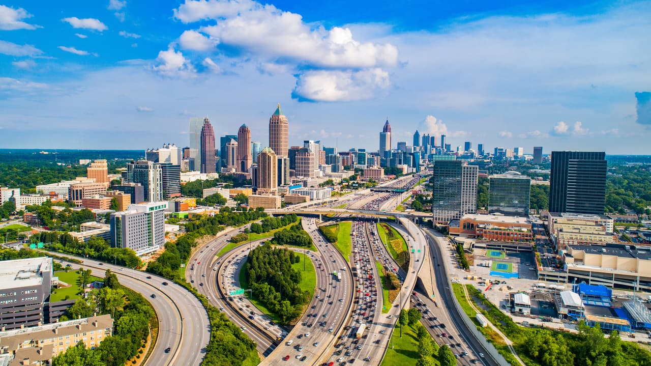 <b>Puesto 7. Georgia</b>
<br>
<br>Denuncias por robo de identidad: 654 por cada 100,000 habitantes (total: 69,487 denuncias).
<br>
<br>Pérdida de dinero promedio para todos los tipos de fraude: 300 dólares. 
<br>
<br>Usos más comunes del robo de identidad: fraude con tarjetas de crédito (42%) y otras estafas de identidad (41%).
<br>