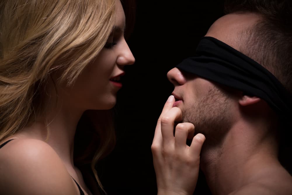 Cáncer es un signo todo sensibilidad, sensaciones táctiles, la piel y la imaginación. Con muchas ideas para convertir la experiencia sexual en algo inolvidable se asusta pensando que ha ido “demasiado lejos” y que puede haber asustado a su pareja con una proposición algo inusual.
<br>