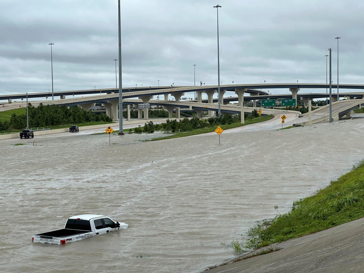 Las autoridades reportaron varios rescates desde temprano en pasos a desnivel en Houston.