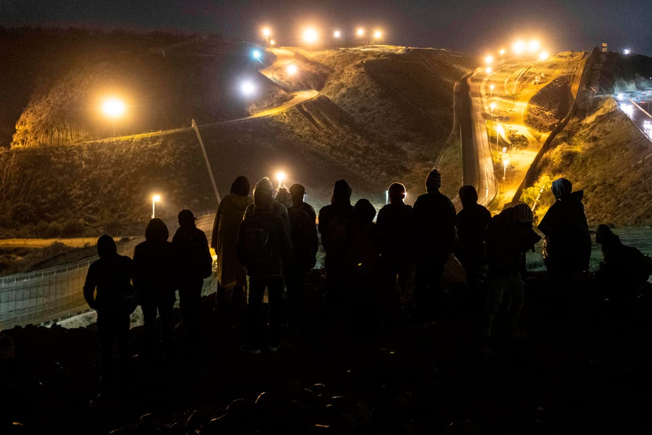 Migrantes antes de intentar cruzar desde a San Diego, este 31 de diciembre de 2018. La agencia de noticias constató que los centroamericanos empezaron a reunirse cerca de las 8:00 pm hora de California en la zona de Playas de Tijuana.