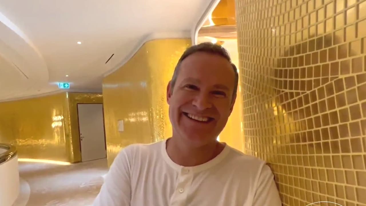 Alan Tacher quedó impresionado al visitar uno de los hoteles más lujosos en Catar con paredes recubiertas de oro