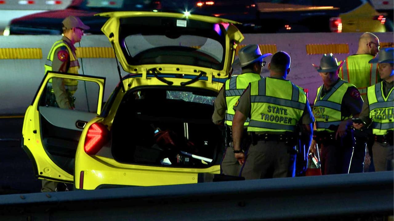 Según un comunicado de DPS, el incidente ocurrió a las 12:41 a.m. en los carriles hacia el norte de 
<a href="https://maps.app.goo.gl/hyA71Cbdi2ppi3tEA" target="_blank">Dallas North Tollway, cerca de Keller Springs Road</a>. 
<b>El oficial había respondido a un accidente de un solo vehículo cuando, durante la investigación, fue embestido por otro auto.</b>