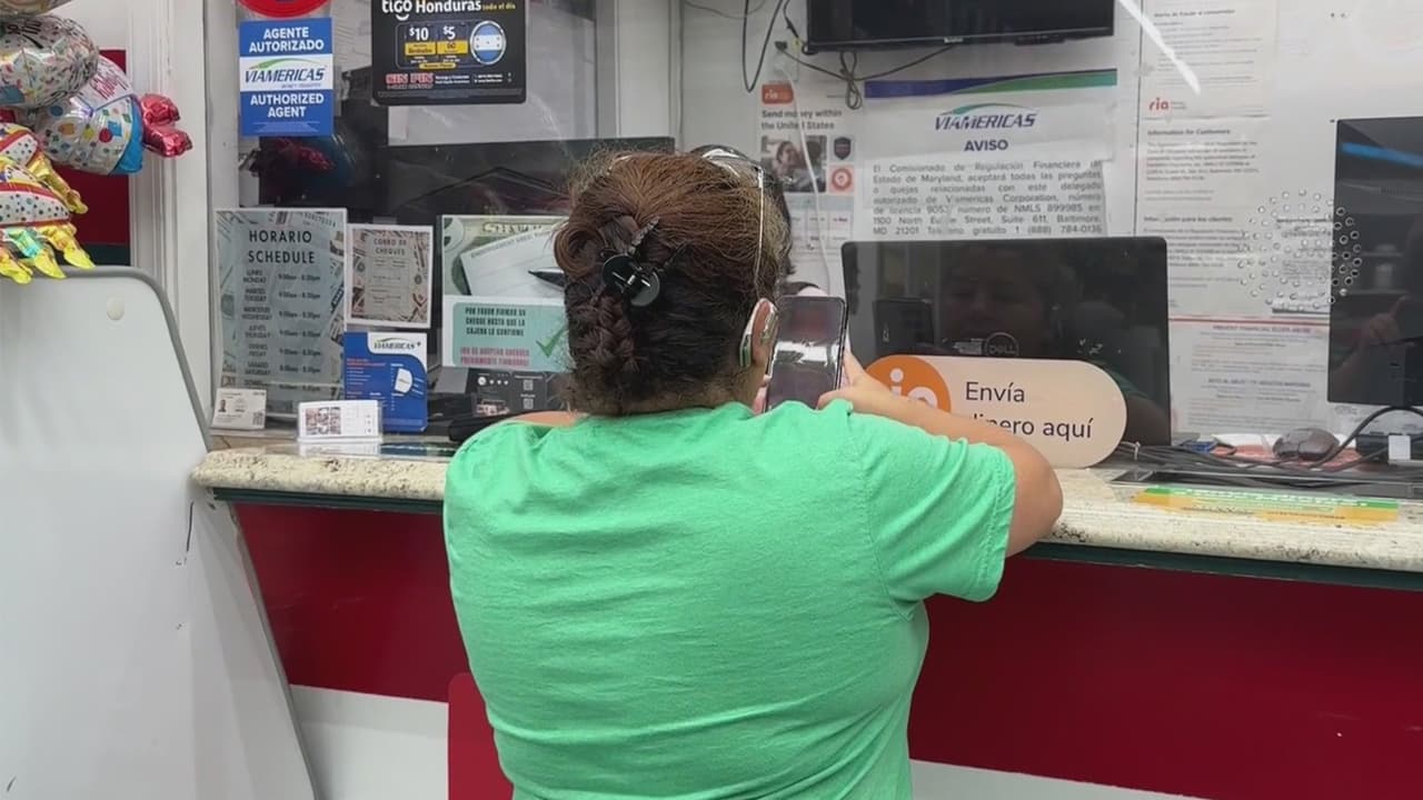 Migrantes temen deportación y cambian la manera de enviar las remesas a sus países