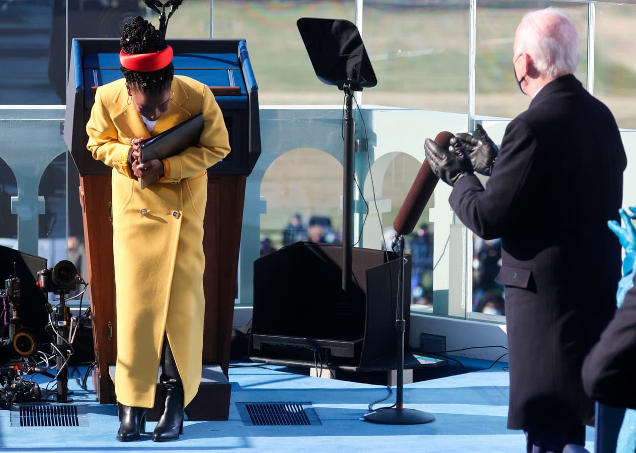 El presidente 
<a href="https://www.univision.com/temas/joe-biden">Joe Biden</a> aplaudió de pie a la joven poeta Amanda Gorman, al finalizar su intervención de cinco minutos en la ceremonia de investidura. Una parte de su poema dice: "Hemos visto una fuerza que destrozaría nuestra nación / en lugar de compartirla. / Destruiría nuestro país si con eso postergara la democracia / y este intento casi triunfó. / Pero, aunque la democracia puede postergarse periódicamente / nunca podrá derrotarse definitivamente".