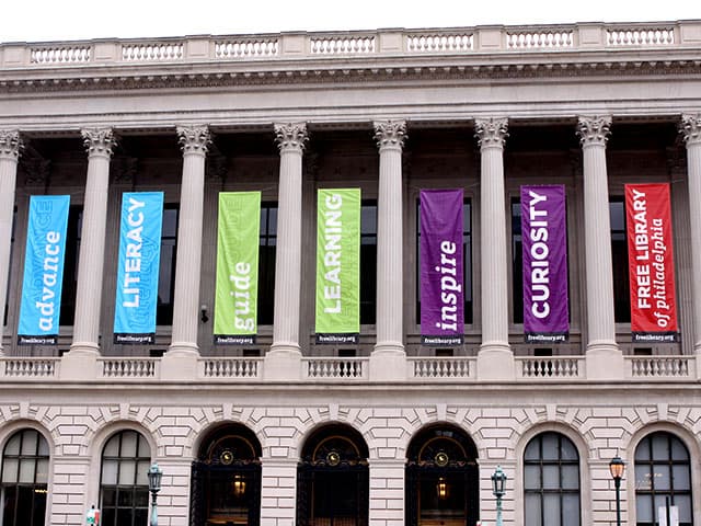 <b>Parkway Central Library</b>
<br>1901 Vine Street
<br>Philadelphia, PA 19103
<br>Departments
<br>1-833-TALK FLP (825-5357)
<br>
<br>Diseñado por Julian Abele, un destacado arquitecto afroamericano de Filadelfia que trabajó en la firma de Horace Trumbauer, la 
<a href="https://libwww.freelibrary.org/locations/parkway-central-library" target="_blank">biblioteca Central de Parkway </a>abrió sus puertas por primera vez el 2 de junio de 1927. Como institución cultural y educativa ancla en Benjamin Franklin Parkway.
<br>