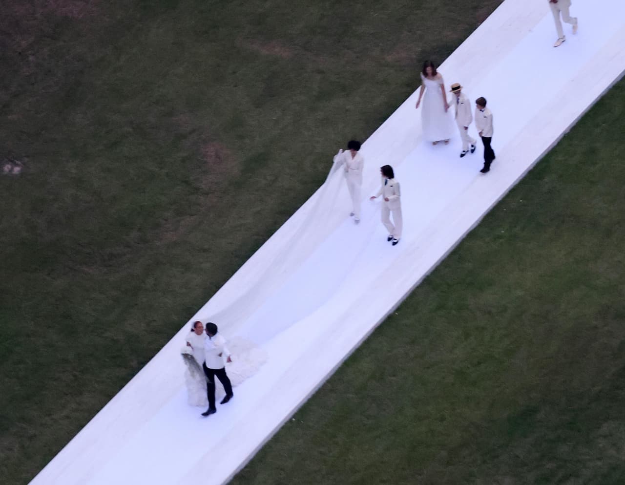 “Esa noche realmente fue el cielo”, dijo López sobre el importante evento en el que tanto ella como Ben estuvieron acompañados de sus 
<a href="https://www.univision.com/famosos/jlo-ben-affleck-boda-looks-hijos-emme-seraphina-fotos">hijos: Emme, ‘Max’, Violet, Seraphina y Samuel</a>. 
<br>