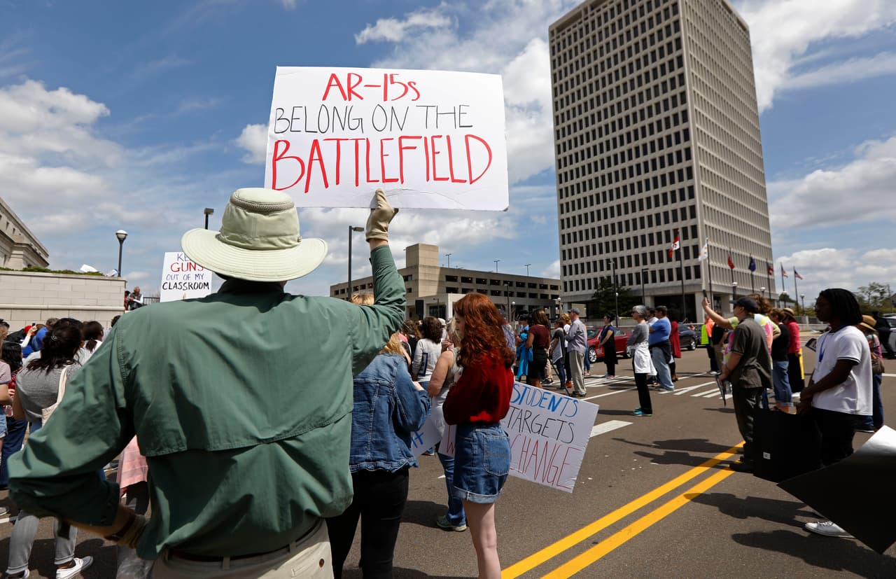 <b>Jackson, Missouri.</b> “Los AR-15 (fusiles de asalto) pertenecen a los campos de batalla”, se lee en el cartel de un manifestante.