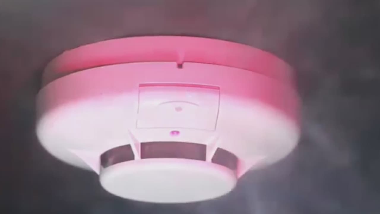 Si tienes la posibilidad, instala una alarma de monóxido de carbono. Te avisará si registra un alto nivel de este gas, que lo más seguro es que provenga de una fuga de tu instalación de gas.
<br>