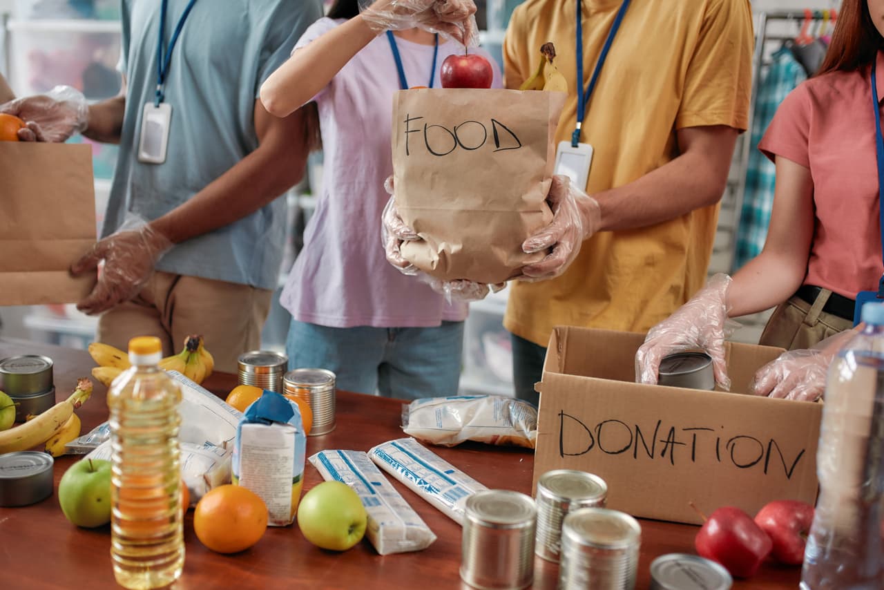<b>Alimento gratuito de Thanksgiving - St. Vincent de Paul</b>
<br> • Fecha: 23 de noviembre, de 9 a.m. a 10:30 a.m.
<br> • Lugar: 210 N. Avenue 21, Los Ángeles, CA.
<br> • Requisitos: Abierto a familias de bajos ingresos y personas en situación de vulnerabilidad. Se requiere registro previo.
<br> • Más información: 
<a href="https://svdpla.org/" target="_blank">St. Vincent de Paul</a>