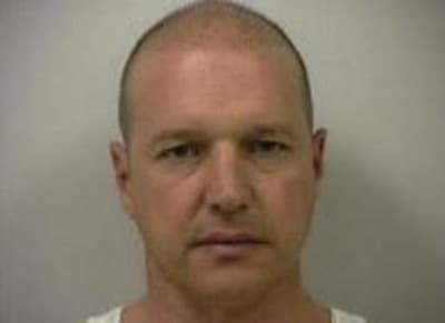 <h3 class="cms-H3-H3">Gregory Robert Whitehead</h3>
<br>
<br>Este hombre de 58 años, oriundo de California, está acusado de 
<a href="https://www.fbi.gov/wanted/cac/gregory-robert-whitehead" target="_blank">agregir sexualmente</a> en octubre de 2007 a dos menores de edad a las que había contratado como personal de limpieza. Whitehead habría servido alcohol a las niñas para después fotografiarlas desnudas y les pagó por favores sexuales.
<br>
<br>Luego de ser arrestado en Colorado Springs, Colorado por explotación sexual de niños, solicitar la prostitución infantil, incitación a la prostitución infantil, intento criminal de cometer agresión sexual y agresión sexual. 
<br>
<br>A principios de 2008, Whitehead no se presentó a una audiencia, por lo que se emitió una orden de arresto estatal. Seis meses después se estableció una orden federal. 
<br>