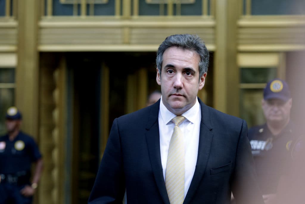 "Soy el tipo que recibiría una bala por el presidente”, llegó a declarar Michael Cohen, ex abogado de Trump. Él se declaró culpable en 2018 de fraude fiscal, mentir al Congreso y violaciones al financiamiento de campañas por facilitar pagos de dinero secreto a dos mujeres que alegaron amoríos en el pasado con Donald Trump. 
<br>
<br>Trump negó las aventuras amorosas con las mujeres. 
<br>
<br>Cohen, de 53 años, empezó a purgar su condena en mayo de 2019 y debería permanecer tras las rejas hasta noviembre de 2021. La pandemia del coronavirus le permitió cumplir parte de su condena en arresto domiciliario.