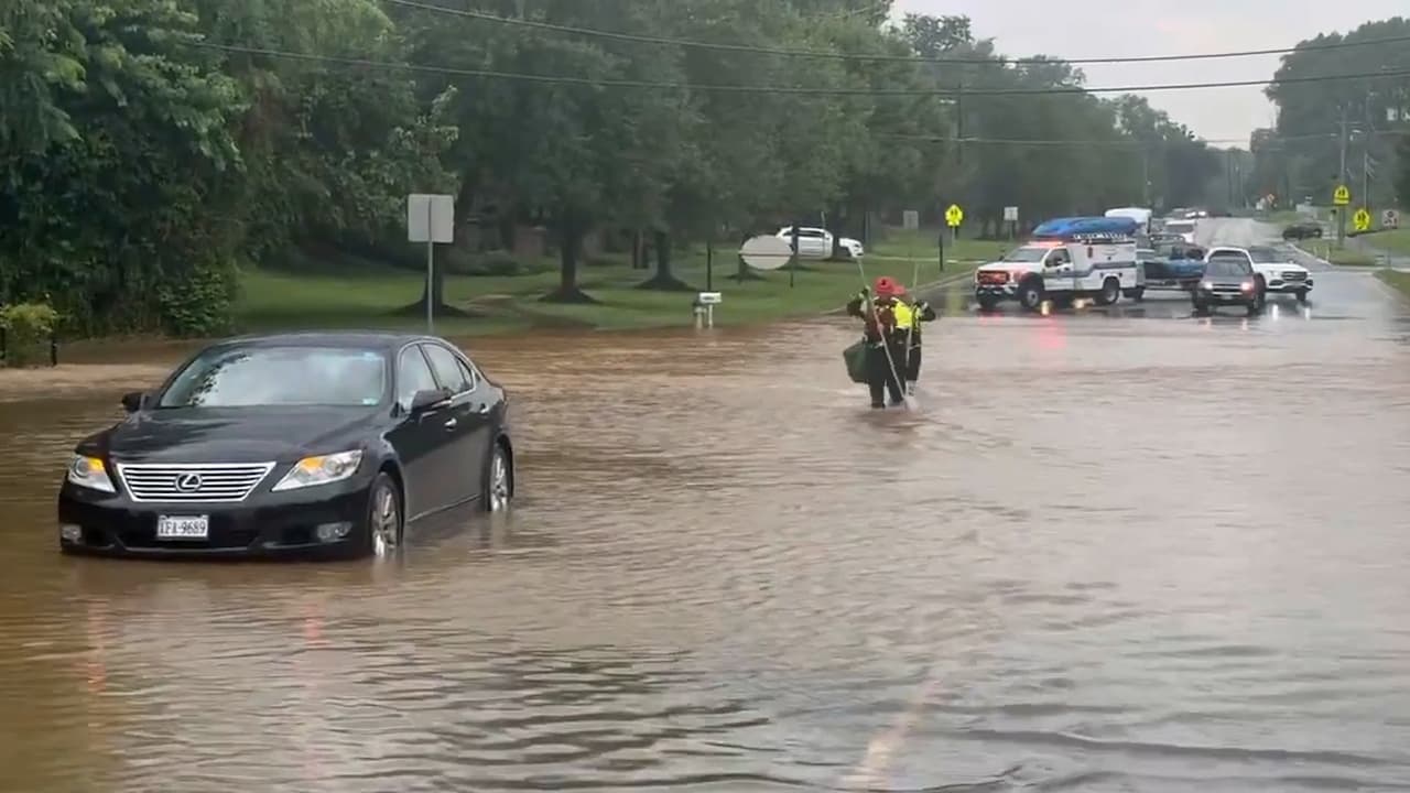 Rescatan a decenas de personas de inundaciones repentinas en Virginia y Maryland