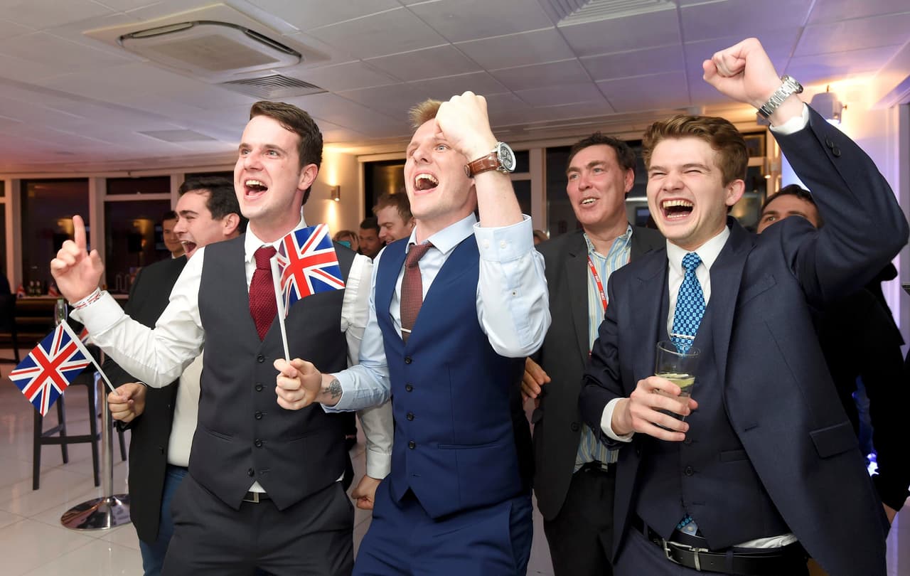 <b>Los alegres del Brexit. </b>Partidarios de la salida del Reino Unido de la Comunidad Económica Europea celebran la victoria en el referendo que consultó la renuncia del país al sistema europeo. 24 de junio de 2016.