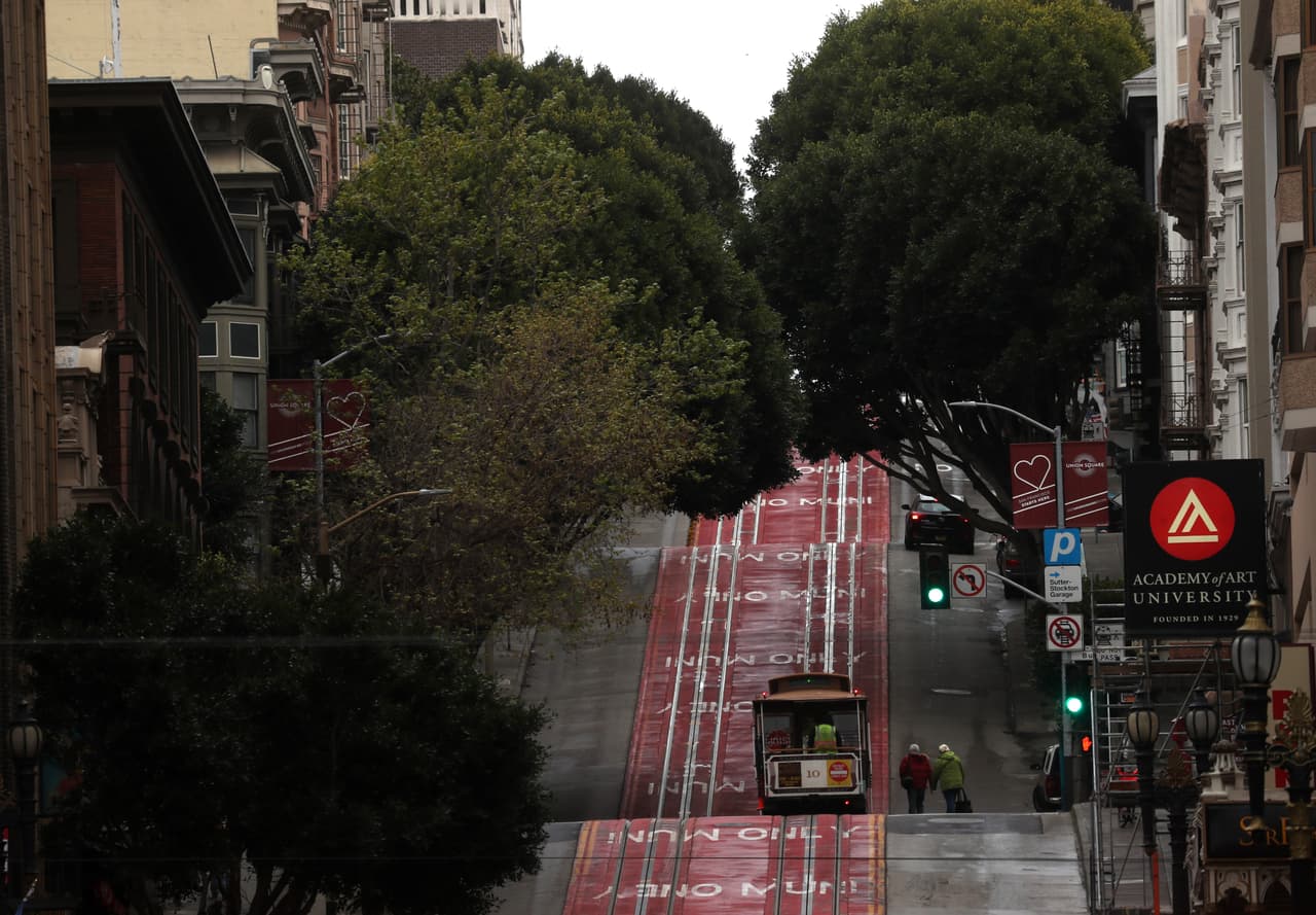 <b>Calle Powell.</b> 
<br>
<br>Las empinadas e icónicas calles de San Francisco son uno de sus principales atractivos turísticos, pero al inicio de la pandemia estaban abandonadas. Una prueba de ello fue Powell Street, en el centro de la ciudad, una de las vías que suele estar repleta de gente debido al paso de los tranvías y los múltiples comercios en sus alrededores.