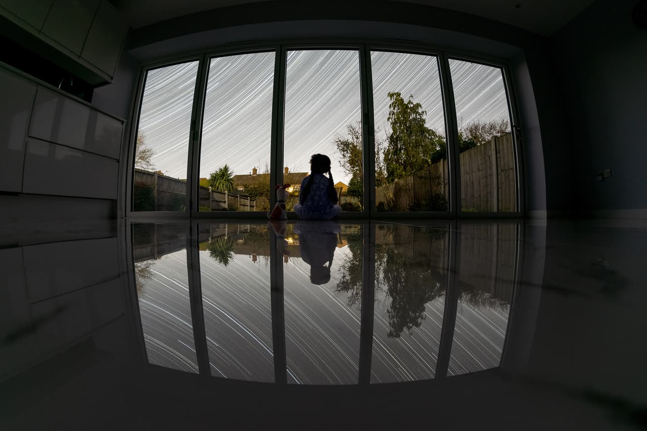 <b>‘Bloqueo’</b>
<br>
<br>Según el 
<a href="https://www.rmg.co.uk/national-maritime-museum/astronomy-photographer-year-2021-shortlist-images"><u>Observatorio Real de Greenwich</u></a>, “esta foto resume el año 2020: estrecho pero esperanzador. La hija de seis años del fotógrafo se sentó junto a la puerta para mostrar las estrellas que iban apareciendo una a una en el cielo a su peluche Max”. Fue la imagen ganadora en la categoría ‘Personas y el espacio’ y fue tomada en Berkshire, Reino Unido, en enero de 2021.