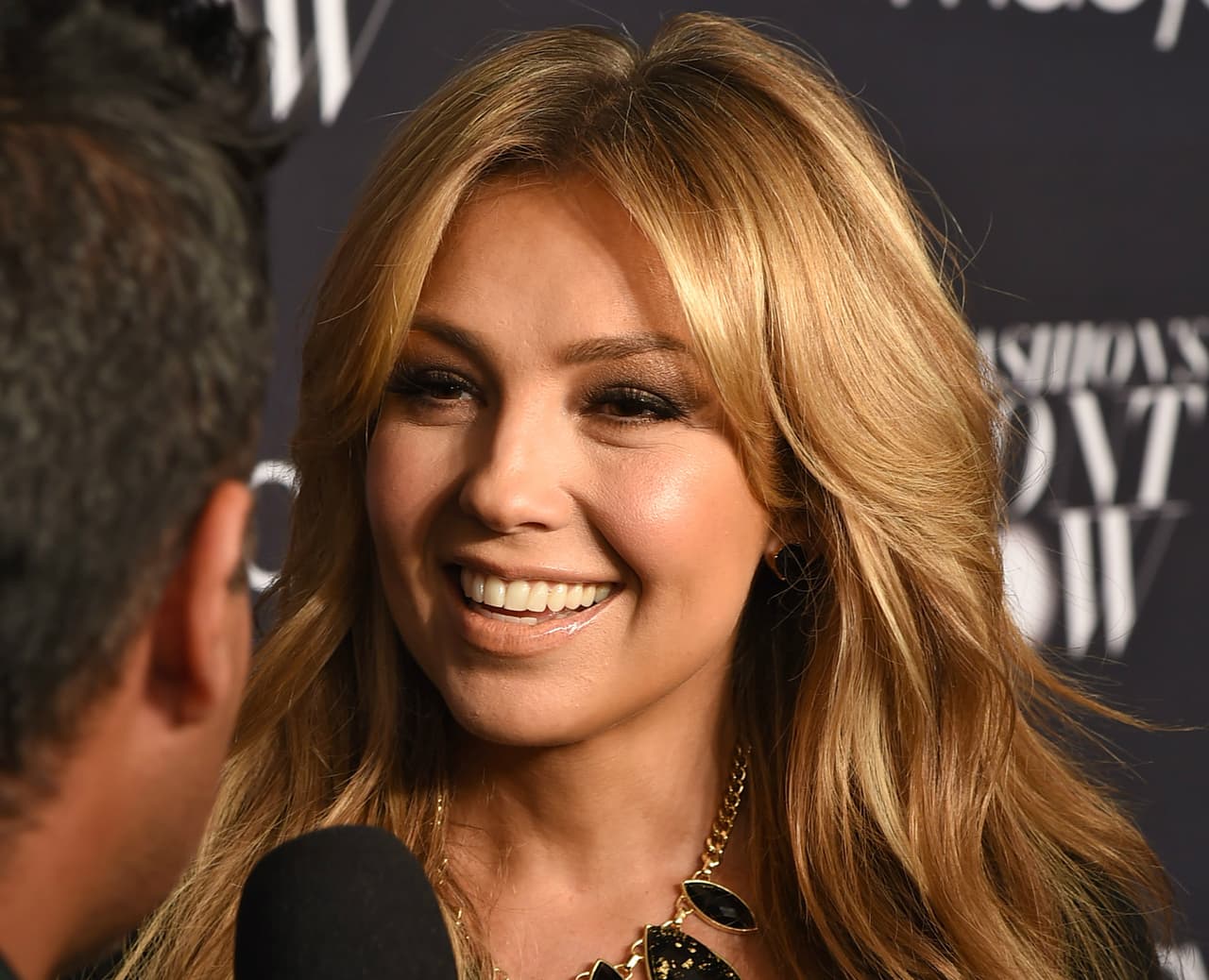 <b>Thalía</b>
<br>Al igual que le ocurre a muchas otras personas, Thalía confundió los síntomas de la enfermedad de Lyme con otras causas, en su caso: el embarazo. En septiembre de 2009 la cantante y actriz contó a una revista que se estaba recuperando de la enfermedad de Lyme: “Me mantengo positiva. Dios sabe por qué hace las cosas”. Al parecer, la estrella fue picada por una garrapata mientras hacía ejercicio en el jardín de su casa, en una zona boscosa de Nueva York. “Fueron dos años muy duros”, contó a 
<a href="http://www.univision.com/shows/primer-impacto/thalia-habla-sobre-la-enfermedad-de-lyme-video"><u>Univision</u></a>. Cuando se creyó curada, tuvo una nueva recaída.