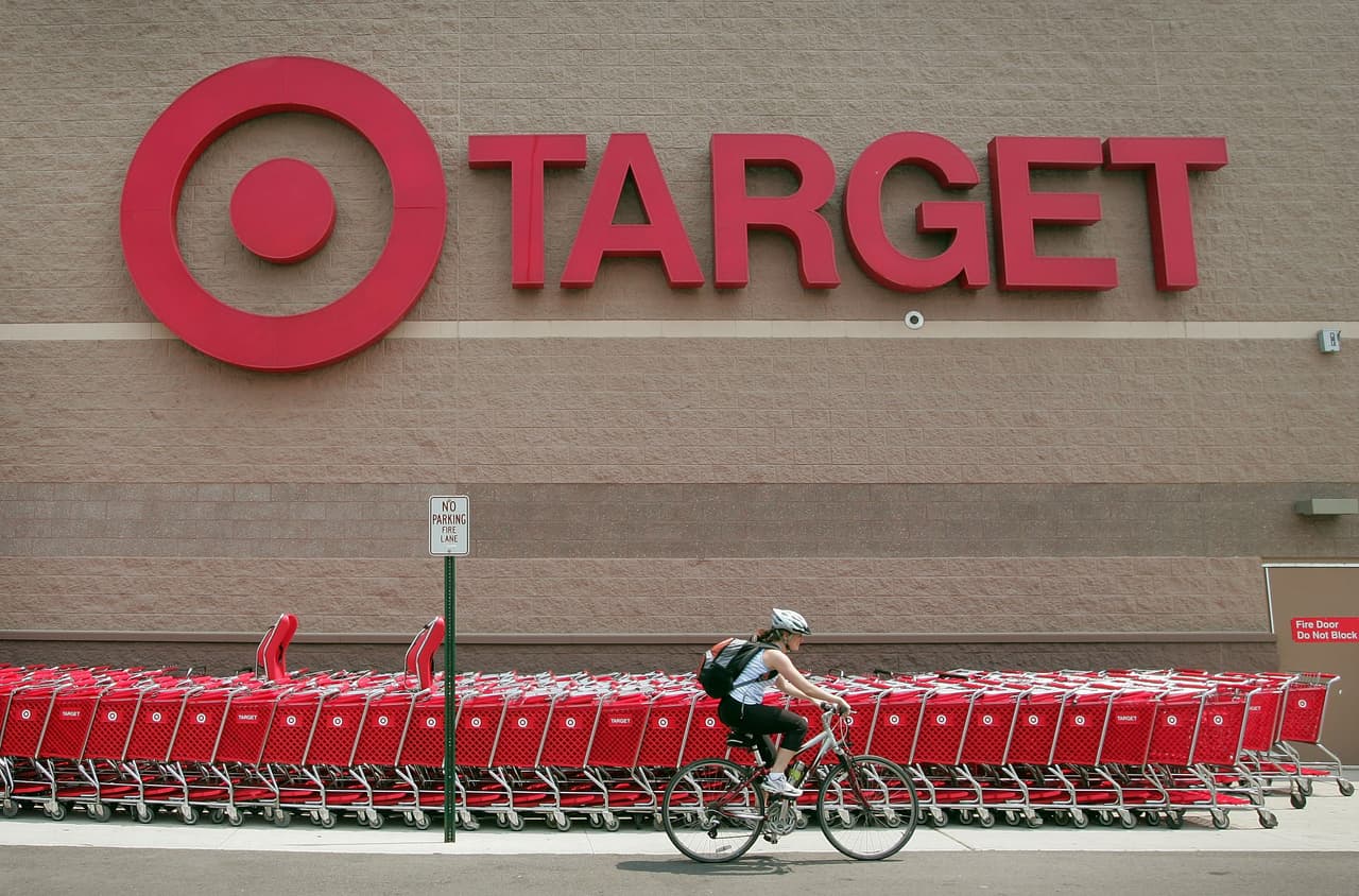 <b>Target: </b>"Se seguirá exigiendo todas nuestras medidas de seguridad contra el coronavirus en todas las tiendas, incluidas las mascarillas y el distanciamiento social, mientras revisamos la guía de los CDC y evaluamos la guía que ofrecemos a nuestro equipo y a los clientes", dijo la compañía en 
<a href="https://corporate.target.com/about/purpose-history/our-commitments/target-coronavirus-hub#masks" target="_blank">su página web</a>.