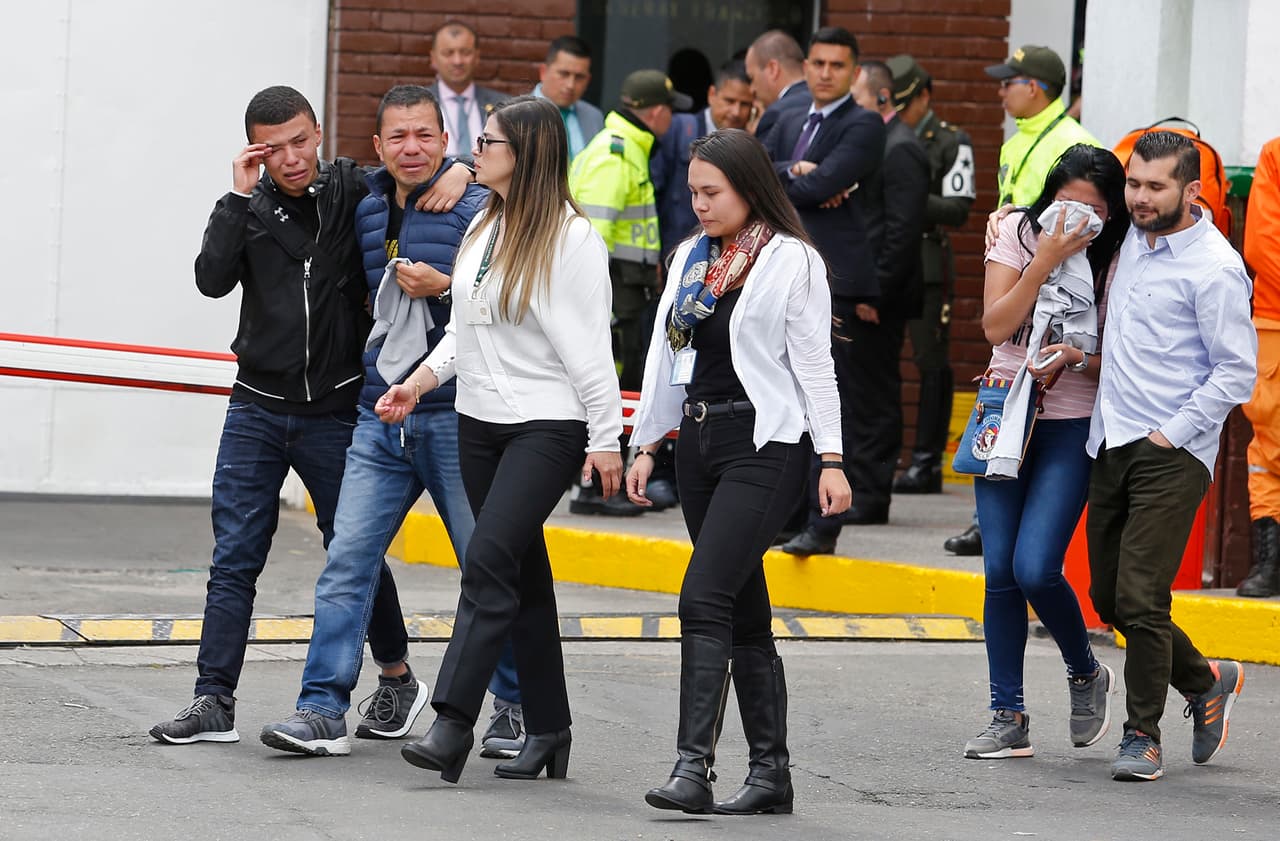 Según los medios colombianos, entre las víctimas hay estudiantes de la escuela de policía que estaban a la entrada de la sede, así como agentes que perseguían al vehículo mientras avanzaba. Sin embargo, hasta el momento las autoridades no han confirmado sus identidades.