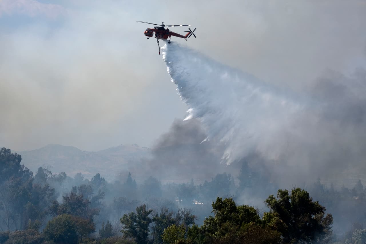 Los trabajos de contención de el incendio El Dorado se realizan por tierra y por aire con al menos cuatro helicópteros.
<br>
<br>