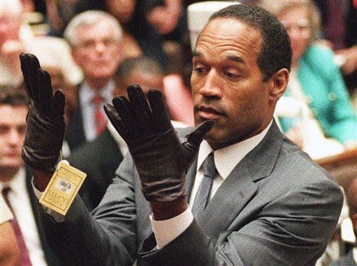 La famosa 
<b>persecución en una camioneta Bronco</b> blanca hizo que una estación de televisión reorganizara la cobertura de un juego de las finales de la NBA, presentando la persecución en la pantalla principal y el juego como un recuadro. 
<br>
<br>Casi todas las cadenas transmitían la persecución mientras el auto se dirigía hacia el cementerio donde estaba enterrada su exesposa, y luego regresaba a la casa de Simpson. Debido a que la persecución era tan lenta, grandes multitudes se reunieron en los pasos elevados.
<br>
<br>O.J Simpson 
<b>fue acusado en 1994 por el asesinato de su esposa</b> y su presunto amante pero tras un largo y mediático juicio fue ex culpado.
<br>
<br>En 2008 fue acusado por robo, secuestro y perjurio tras entrar armado en una tienda de memorabilia y 
<b>fue sentenciado a 32 años de cárcel</b>.