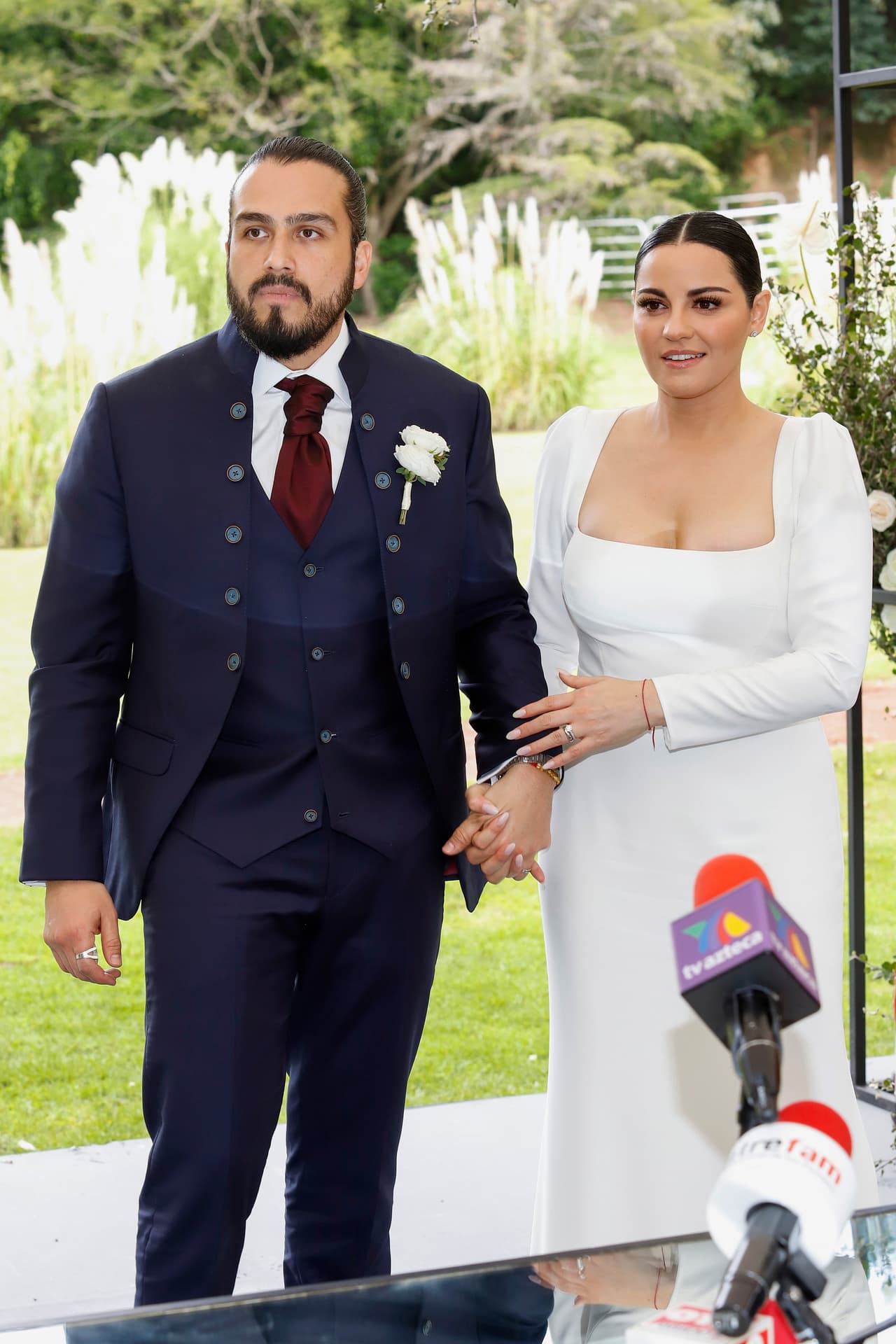 La pareja se casó justo un año después de haber confirmado su polémica relación amorosa. 
<br>