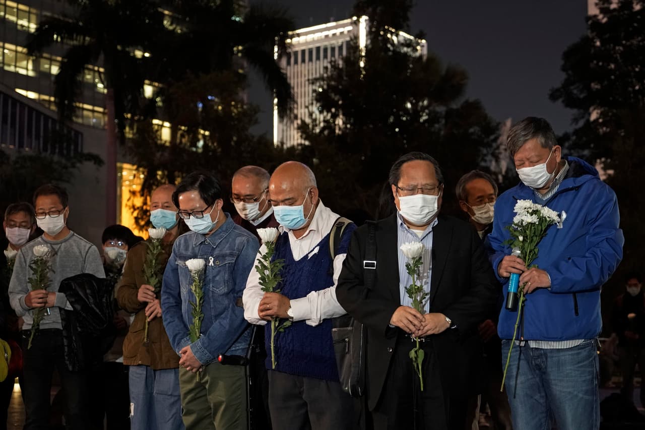 En la popular red social china Weibo eran hoy decenas de miles los mensajes que mostraban su tristeza y sus condolencias a la familia de Li, que deja un hijo de cinco años y una mujer embarazada, a la vez que criticaban que se le hubiese castigado en lugar de haberle hecho caso. "Debemos recuperar su reputación y el gobierno tiene que disculparse", afirmaba una usuaria identificada como Anye Memo citada por la agencia EFE.
