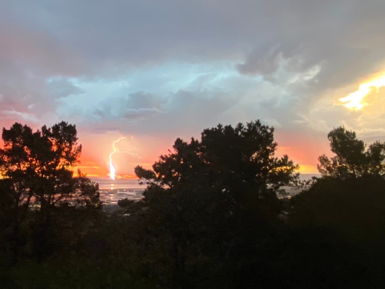 Miles de fotógrafos aficionados inundaron las redes sociales con postales de la tormenta eléctrica, un evento climático que sorprendió a los residentes de la región que estaban agobiados por las altas temperaturas que en muchos lugares han rebasado los tres dígitos.