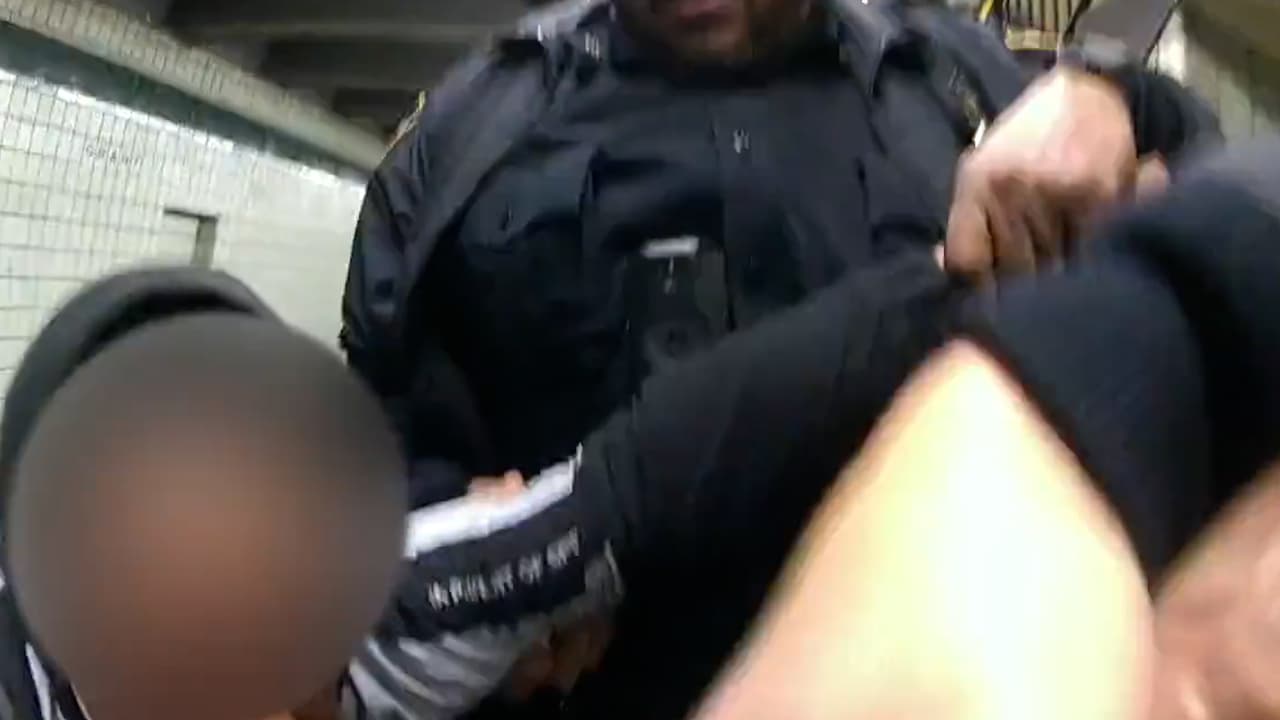 Policía de NY rescata a hombre que cayó en las vías del metro en Brooklyn