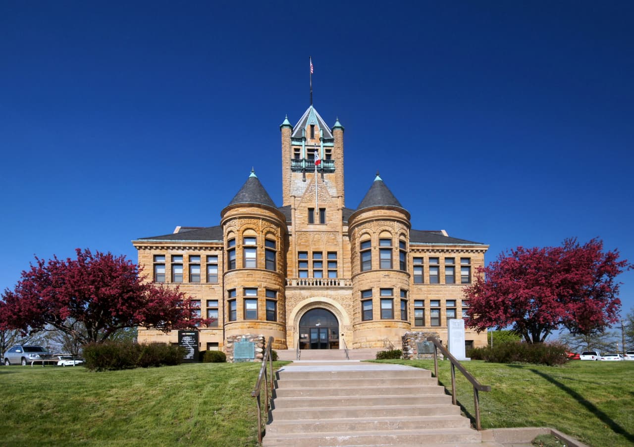 <b>Puesto 23: Iowa City, Iowa.</b> La tasa de desempleo antes del coronavirus en esta ciudad era de 2.2%, empatada en el sexto más bajo entre las áreas metropolitanas. El 49.3% de los residentes que tienen al menos 25 años tienen un título universitario, el décimo más alto entre las áreas metropolitanas.
<br>