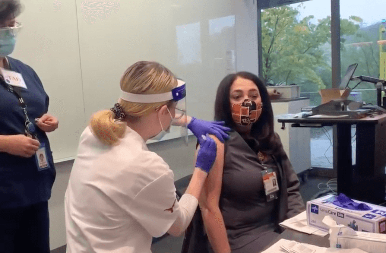 Las dosis iniciales de las vacunas contra el coronavirus de Pfizer llegaron a Austin el lunes.