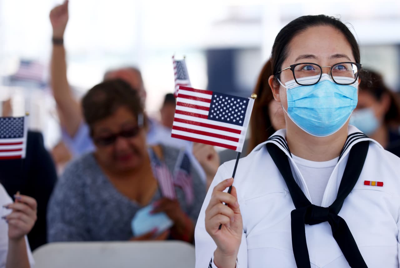 Servicio de inmigración estudia un aumento generalizado de tarifas este año