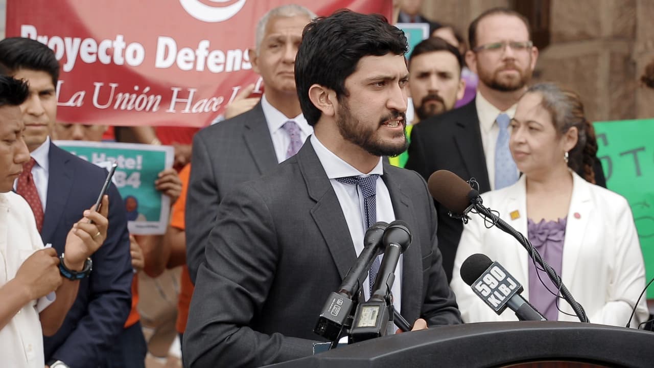 <b>El congresista por Texas, Greg Casar,</b> dijo a través de una publicación en sus redes sociales que 
<b>al no proteger este derecho, la Suprema Corte vulnera el reso de los derechos que contiene la Constitución.</b>
<br>
<br>"Esto debe dar escalofríos a cada estadounidense. La ciudadanía por nacimiento fue agregada a la Constitución al final de la Guerra Civil. Es una idea básica: si naces en Estados Unidos, eres estadounidense. Eso es lo que Trump está tratando de llevarse. Al fallar en proteger este derecho básico constitucional, la Suprema Corte está vulnerando todos nuestros derechos", escribió el funcionario en su cuenta de X.