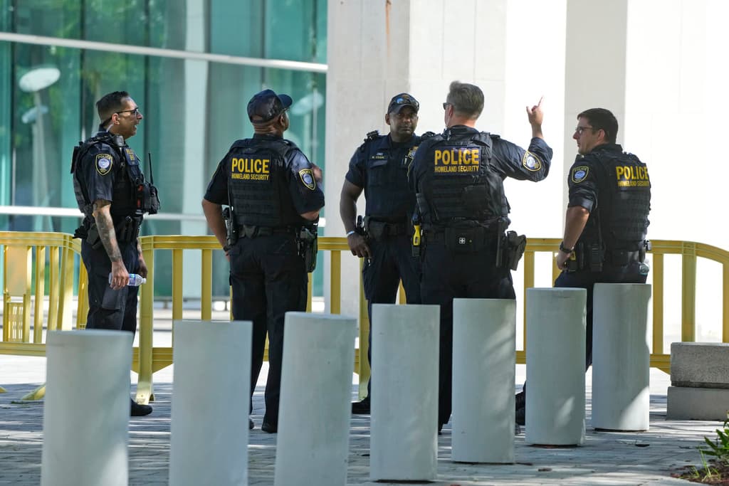 La policía del 
<a href="https://www.univision.com/noticias/edicion-digital/operativo-de-maxima-seguridad-en-alrededores-de-la-corte-de-miami-donde-le-imputaran-a-trump-37-cargos-federales-video">Servicio Federal de Protección en Miami</a> se prepara para posibles protestas frente al Palacio de Justicia de los Estados Unidos Wilkie D. Ferguson Jr. También lo hacen en la residencia de Trump en su club Mar-a-Lago.