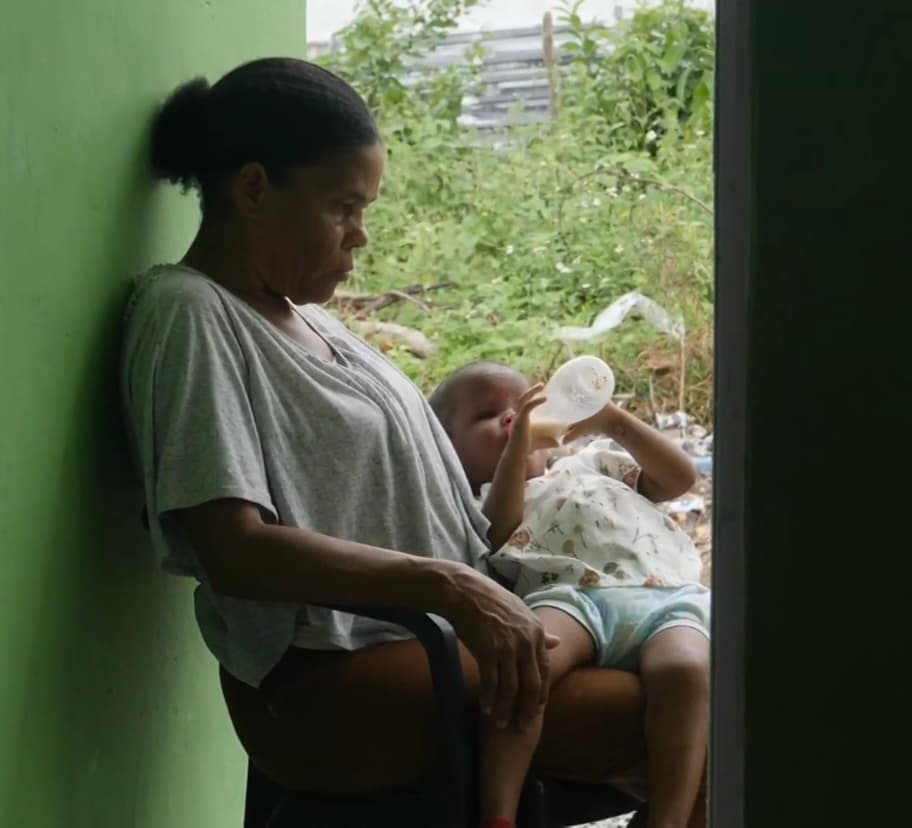 Una empobrecida familia ve en la más pequeña de sus integrantes a la fuerza sobrenatural para continuar luchando por un mundo mejor, mientras ella, a sus dos años de vida, no deja de sonreír a pesar de tanta adversidad. 
<br>