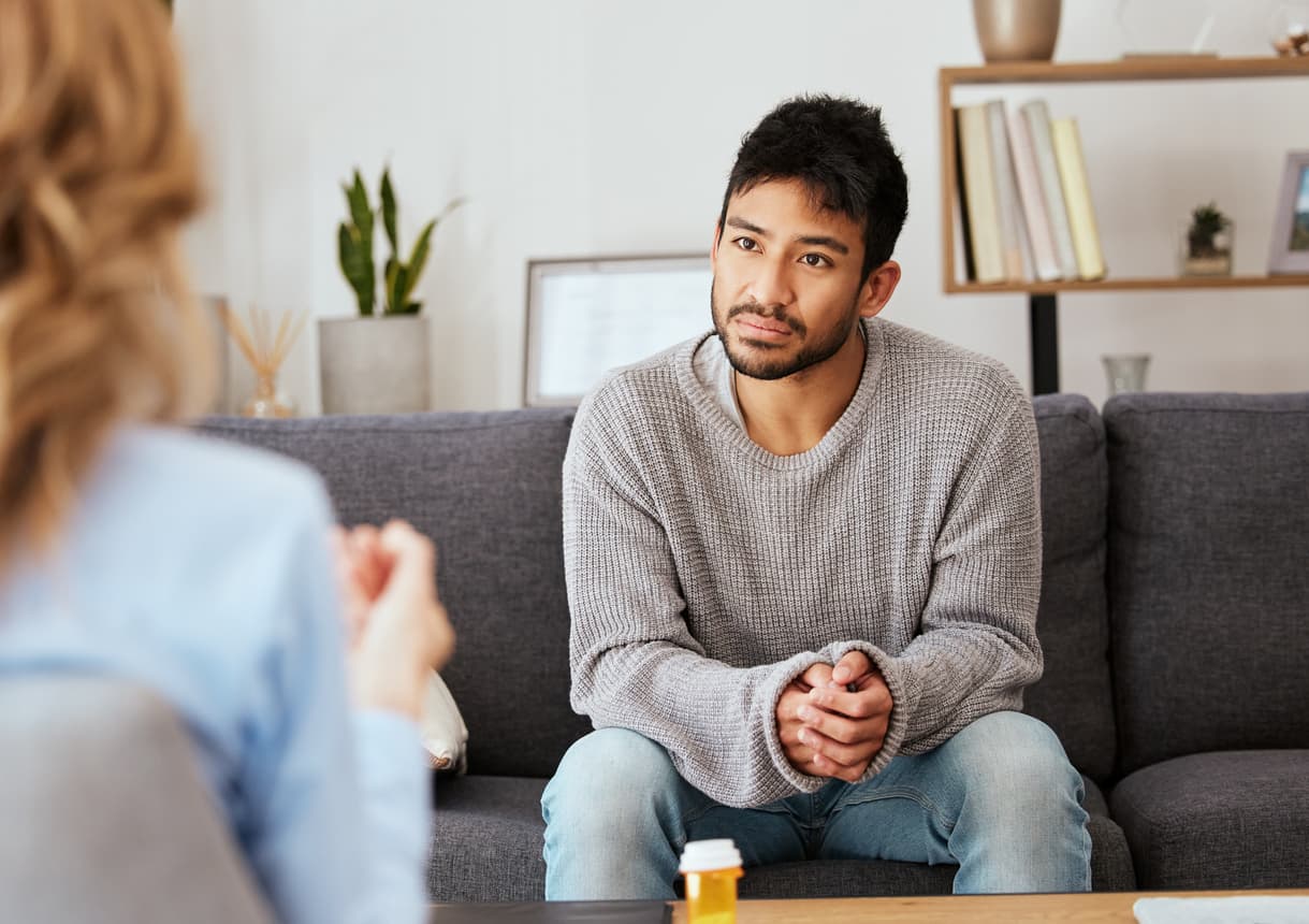 <b>6. Acude a terapia cognitivo conductual.</b> La terapia cognitivo-conductual (TCC) enseña a cuestionar pensamientos y comportamientos irracionales. Se trata de una terapia a corto plazo, de unas 8 a 16 sesiones, con eficacia comprobada para combatir la ansiedad y a aprender a manejar las espirales de ansiedad.