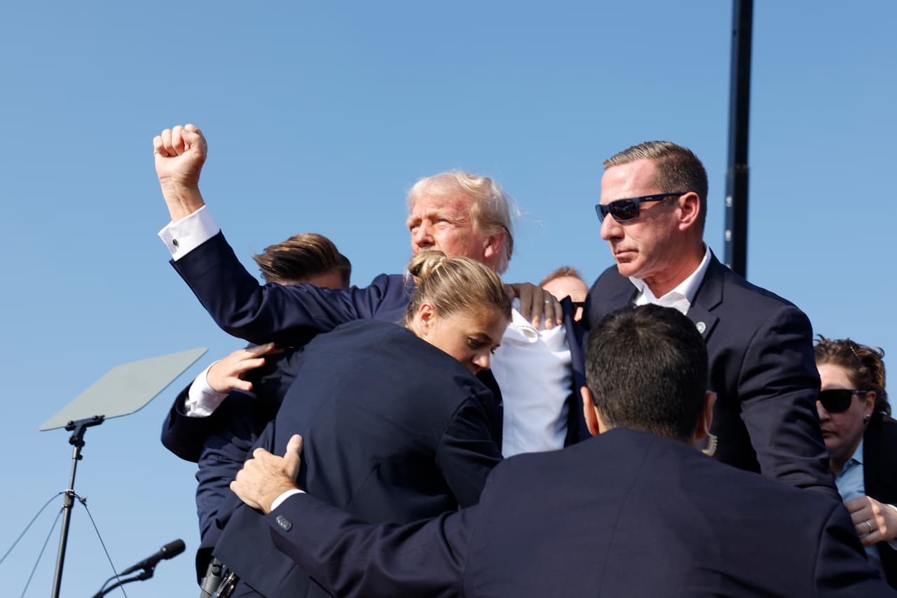 Al menos 
<b>dos personas murieron</b>, incluido el presunto atacante. La otra vícitma es 
<a href="https://www.univision.com/local/miami-wltv/intento-de-asesinato-contra-trump-identifican-a-las-victimas-en-pensilvania">Corey Comperatore, un bombero de 50 años</a> que había asisitido al mitin.