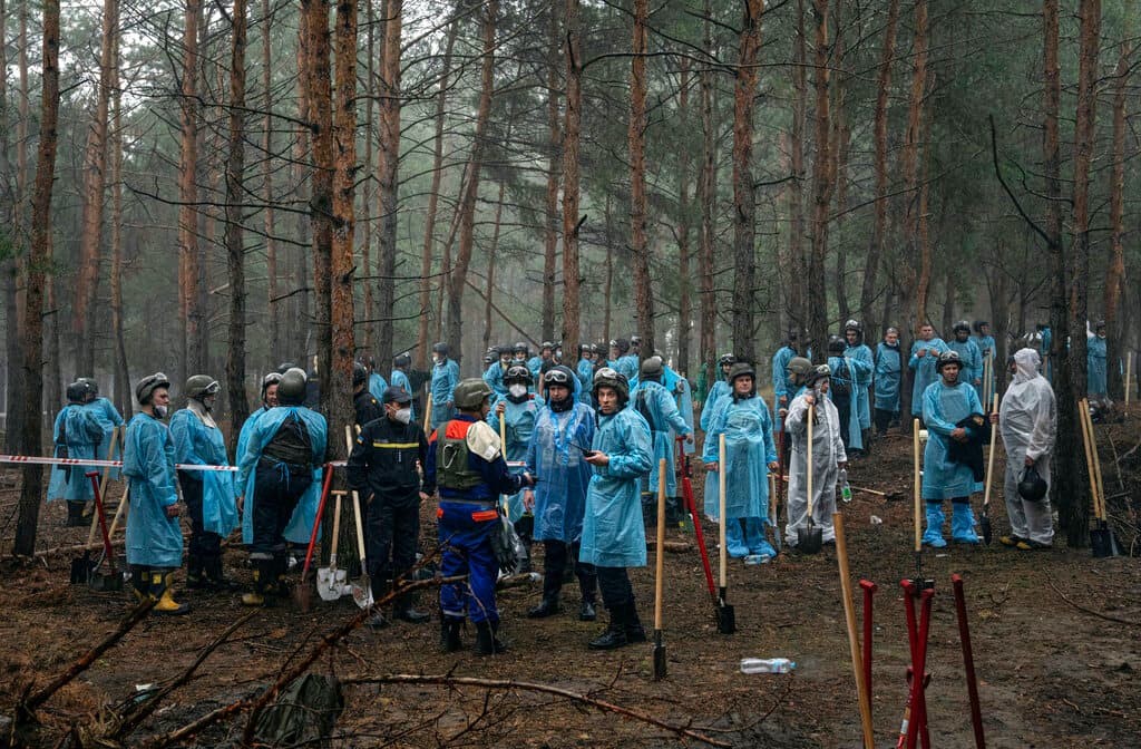 Las tumbas contienen principalmente civiles, dijo el jefe de la policía nacional, Ihor Klymenko. Las autoridades han encontrado unos 50 civiles asesinados en otras partes de la ciudad.