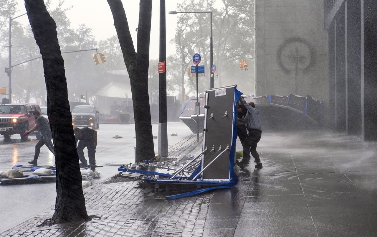 Ráfagas de hasta 70 millas por hora (más de 110 kilómetros) y 
<a href="https://www.univision.com/temas/lluvias">fuertes precipitaciones</a> golpearon a la ciudad durante el día, por lo que las autoridades recomendaron a los ciudadanos permanecer en sus casas, 
<b>aunque algunas personas se pudieron ver tratando de reacomodar barreras destinadas a bloquear posibles inundaciones que no resistieron los fuertes vientos.</b>