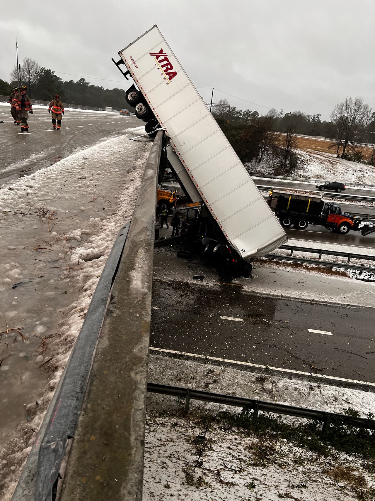 El Departamento de Policía de Durham pidió a los conductores evitar el área de la autopista 147 y 15-501 en dirección norte debido al accidente de un camión remolque.