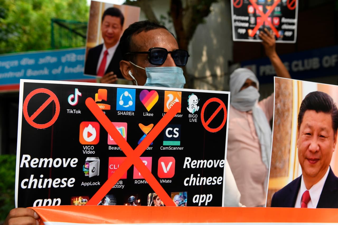 <h2 class="cms-H2-H2">India</h2>
<br>
<br>India impuso una prohibición de TikTok y docenas de otras aplicaciones chinas, incluida la aplicación de mensajería WeChat, en 2020 por preocupaciones de privacidad y seguridad. La prohibición se produjo poco después de un enfrentamiento entre tropas indias y chinas en una disputada frontera del Himalaya que mató a 20 soldados indios e hirió a decenas.
<br>
<br>Las empresas tuvieron la oportunidad de responder preguntas sobre los requisitos de privacidad y seguridad, pero la prohibición se hizo permanente en enero de 2021.