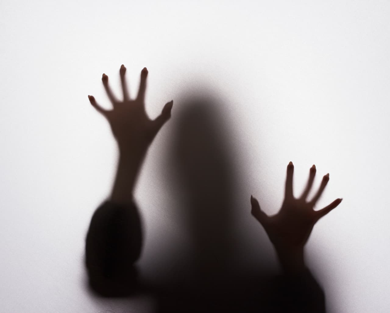 Esto no quiere decir que por sentir este “miedo”, se trate de que el espíritu sea “malo”. Sin embargo, cuando ésta presencia se convierte en algo que te paraliza, que se manifiesta como “una fuerza que tiene una mala intención, en dónde te das cuenta de que te puede pasar algo malo, una mala vibra, o una alerta de cuidado”, ese tipo de reacciones, son los indicadores de que la energía que se nos presenta no proviene de la luz.