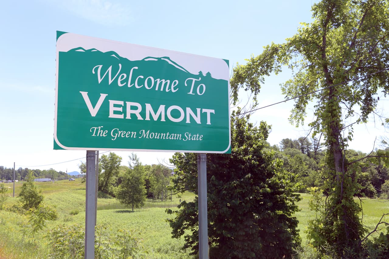 <b>Puesto 11. Vermont </b>
<br>
<br>Puntaje total: 58.59.
<br>
<br>Asequibilidad: puesto 44.
<br>
<br>Economía: puesto 6. 
<br>
<br>Educación y salud: puesto 2.
<br>
<br>Calidad de vida: 40. 
<br>
<br>Seguridad: 10.
<br>
<br>Los estados con la tasa más alta de población de 25 años o más con un diploma de secundaria o superior son Montana, Wyoming, Minnesota, New Hampshire y Alaska.
<br>