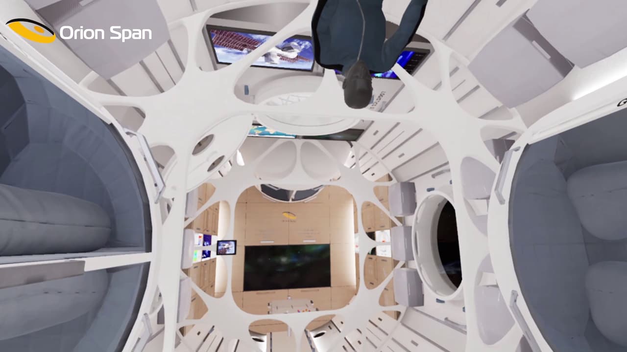 ientras estén en el espacio, los huéspedes de la estación Aurora volarán 200 millas sobre la superficie de la Tierra en órbita terrestre baja, similar a la de la 
<a href="https://www.univision.com/temas/estacion-espacial-internacional"><u>Estación Espacial Internacional</u></a>. ‘La estación Aurora es increíblemente versátil y tiene múltiples usos más allá de servir como hotel", agregó Bunger.