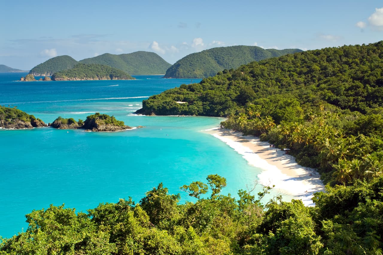 <b>Puesto 8. Playa de Bahía Trunk (St. John, Islas Vírgenes de Estados Unidos)</b>
<br>
<br>“Excelente lugar para practicar snorkeling y ver langostas, sábalos, calamares y tortugas marinas. Es una hermosa playa, especialmente al atardecer”, se lee en la recomendación de un visitante. 
<br>