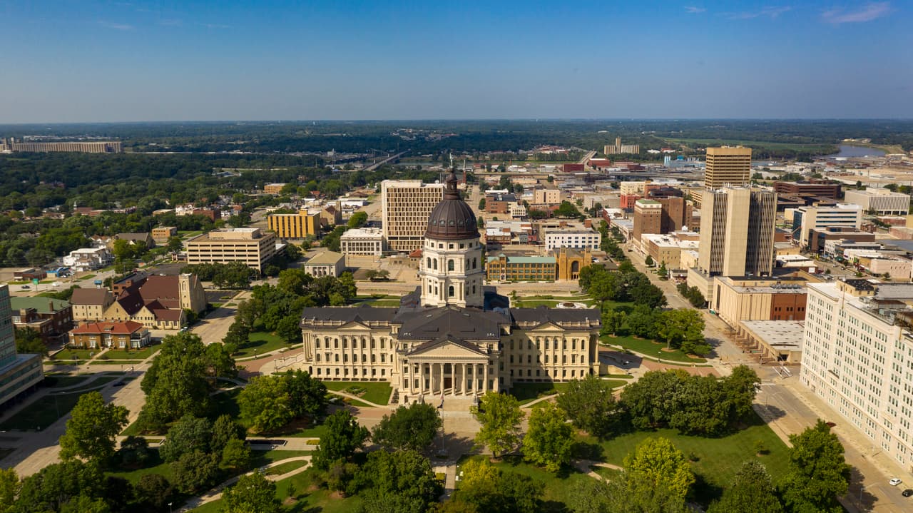 <h3 class="cms-H3-H3">23. Kansas</h3>
<br>
<br>🏘️ Población: 2,943,582 habitantes.
<br>
<br>🏘️ Esperanza de vida: 77.8 años.
<br>
<br>🏘️ Ingreso promedio por familia: $64,124 
<br>
<br>🏘️ Valor promedio de la vivienda: $183,800
<br>
<br>🏘️ Costo de la vida representado como el porcentaje del total del ingreso promedio por familia: 16.3%
<br>
<br>🏘️ Tasa de desempleo (agosto 2022): 3.1
<br>