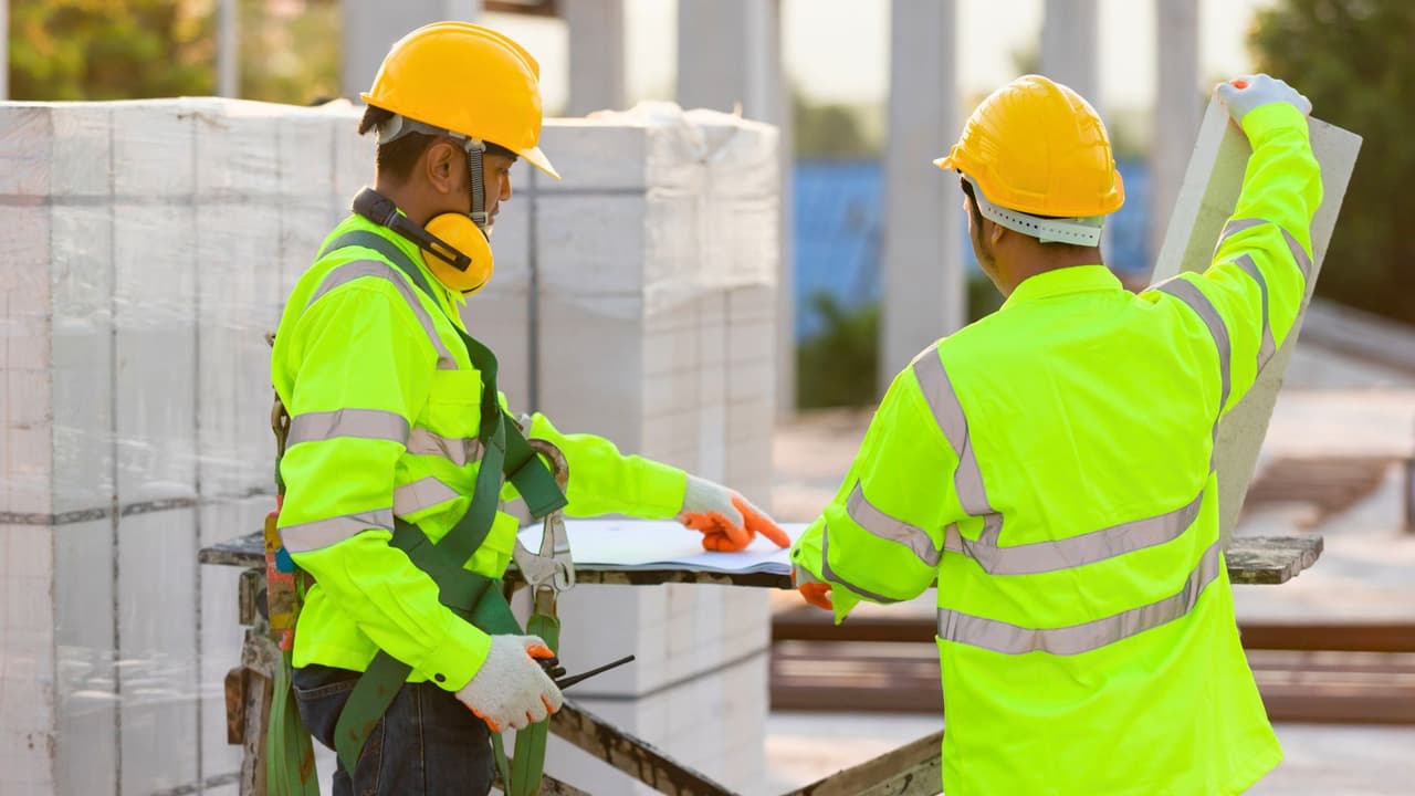 <h3 class="cms-H3-H3">¿Dónde trabajan y qué sectores sostienen?</h3>
<br>Los inmigrantes representan 
<b>el 22.2% de la fuerza laboral de Texas</b>, desempeñando roles esenciales en sectores estratégicos:
<br>✔️ Construcción: 38.6% de los trabajadores.
<br>✔️ Salud: 22.4% de los enfermeros y 26.4% de los asistentes de salud.
<br>✔️ Ciencia y tecnología: 29.8% de los trabajadores.
<br>✔️ Agricultura y manufactura: Más del 25% de la fuerza laboral.
<br>✔️ Servicios generales: 28.6% de los trabajadores, incluyendo mantenimiento, limpieza y hotelería.
<br>A medida que las generaciones se jubilan, los inmigrantes están llenando vacíos en el mercado laboral, 
<b>asegurando que industrias clave continúen funcionando.</b>