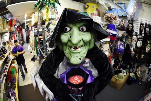 <b>PAL SPOOKTACULAR - Santa Mónica</b>
<br>La Policía de Santa Mónica llevará a cabo su celebración anual de Halloween con oficiales disfrazados y también sus patrullas decoradas de noche de brujas. El evento está dispnible para toda la familia. 
<br>
<br>
<b>Dónde: </b>1401 Olympic Blvd., Santa Mónica, CA 90404
<br>
<b>Horas: </b>De 5:00 p.m. a 8:00 p.m. 
<br>
<b>Precio:</b> Gratis